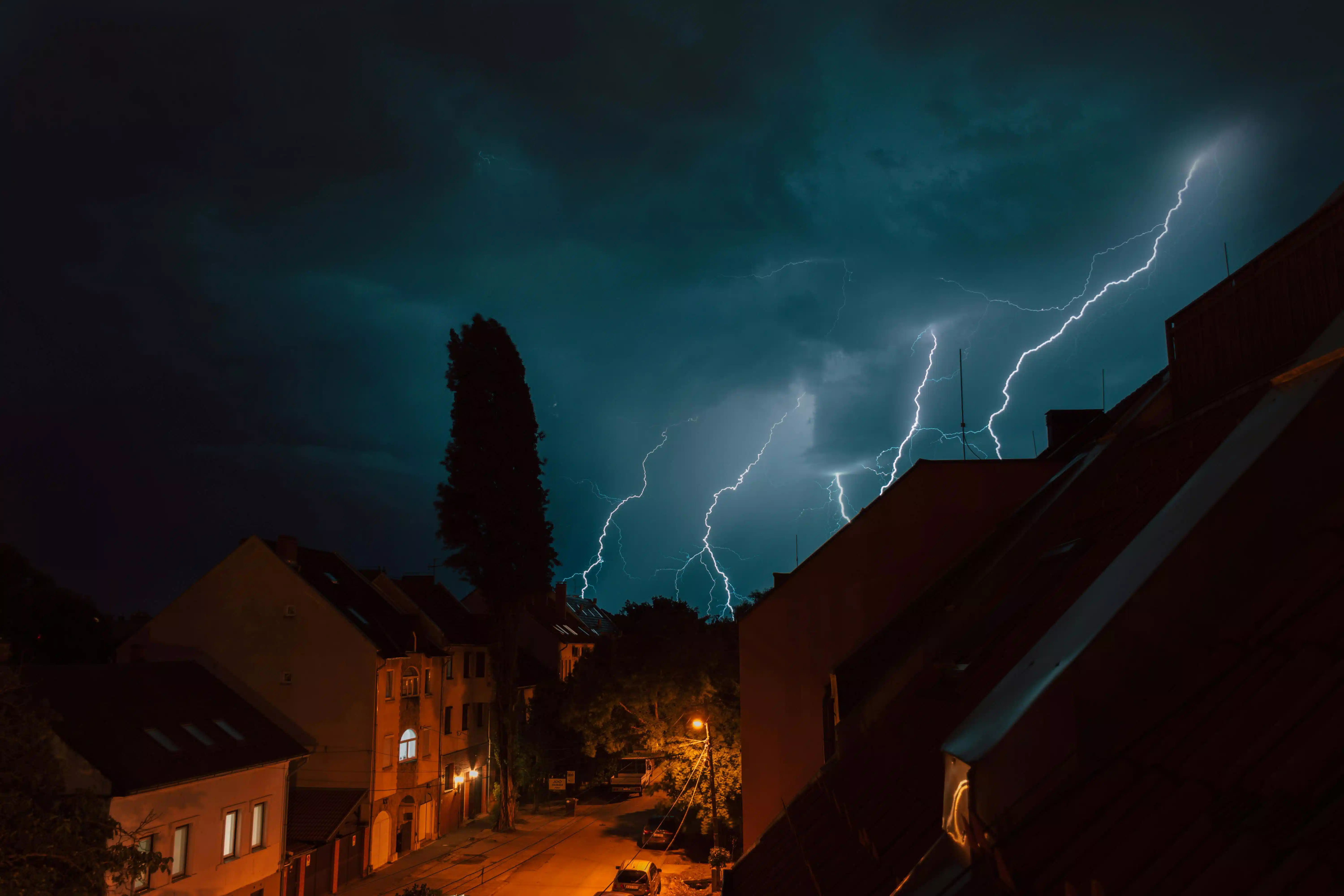 Stormschade aan uw Dak: Wat te Doen en Hoe te Voorkomen?